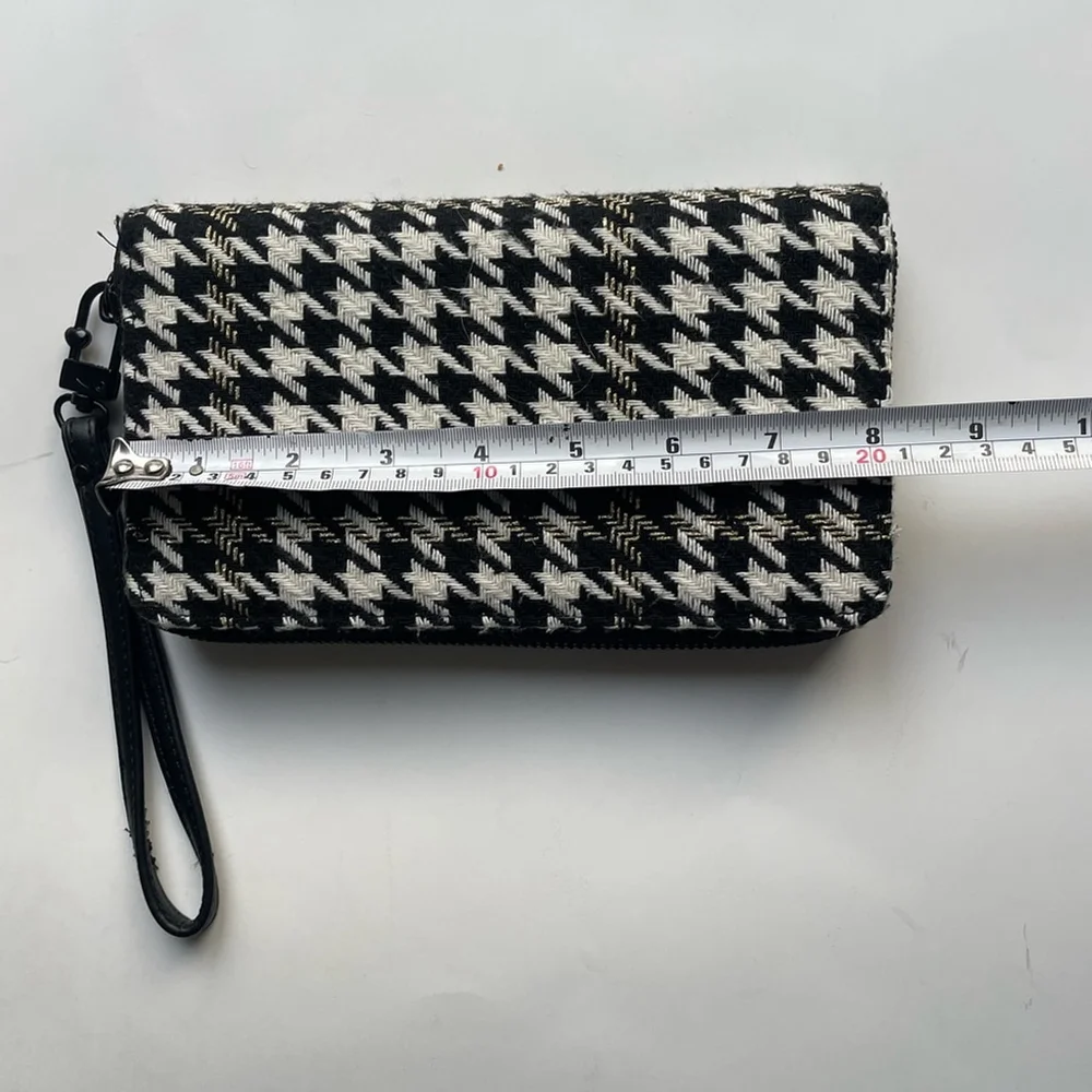 Betsey Johnson black and white houndstooth pattern wristlet clutch wallet